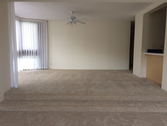 Building Photo - Mauna Luan 2BR/2BA/2PK Desirable End Unit