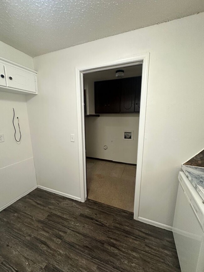 Building Photo - Spacious 4 bed, 1.5 bath