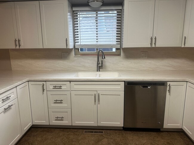 Building Photo - Stunning 3 bedroom AVAILABLE NOW!