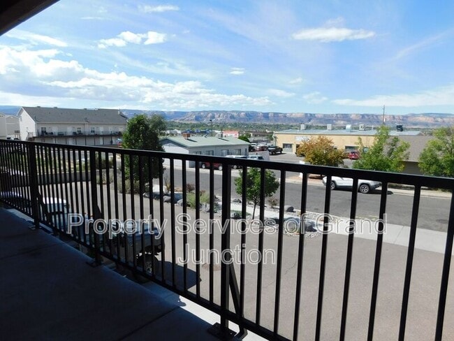 Building Photo - 1546 Poplar Dr