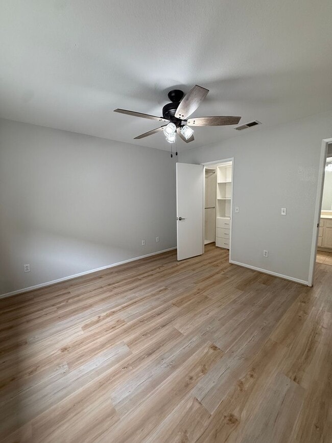Building Photo - Close to Camp Pendelton Spacious 6-bedroom...