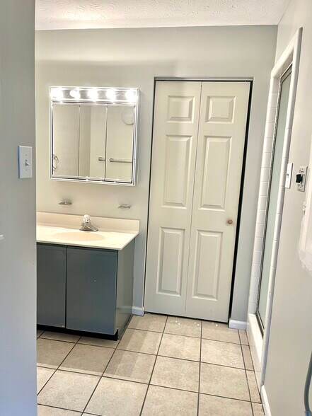 Building Photo - 3660 Walden Dr