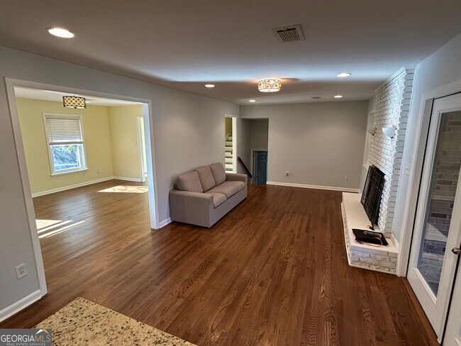 Building Photo - 116 Colonial Dr