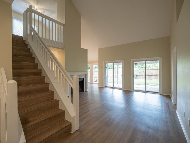 Building Photo - Charming 2-Bedroom Home with Versatile Lof...