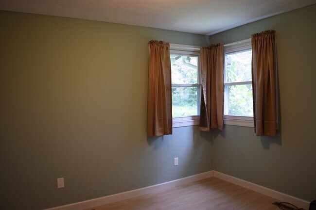 Building Photo - 999 Sunnyside Rd