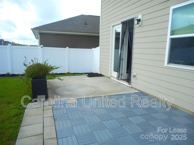 Building Photo - 3058 Eastcott Ave