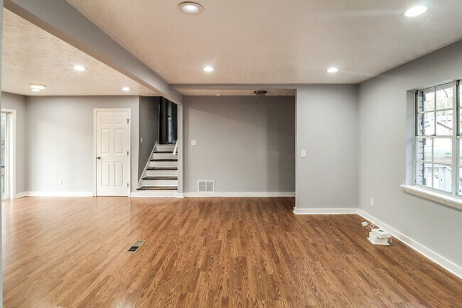 Building Photo - Fantastic 4bd/3ba home! Let yourself in!