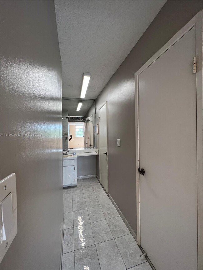 Building Photo - 8887 Fontainebleau Blvd