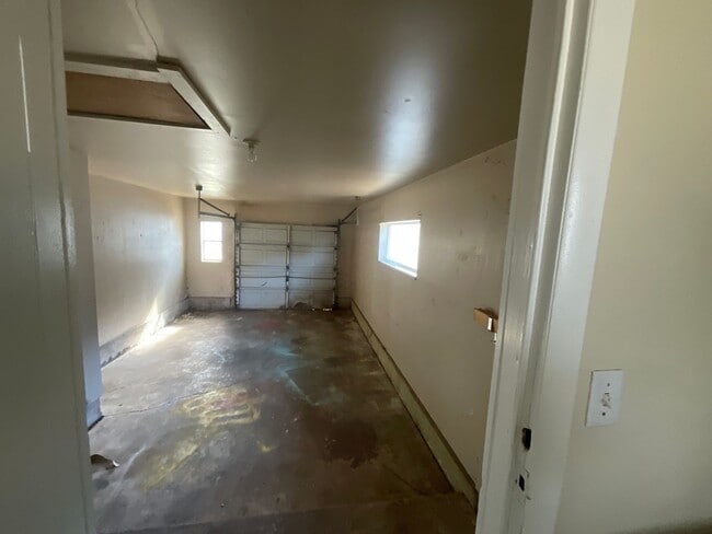 Building Photo - 3 Bed, 2 Bath, 1 Car Garage