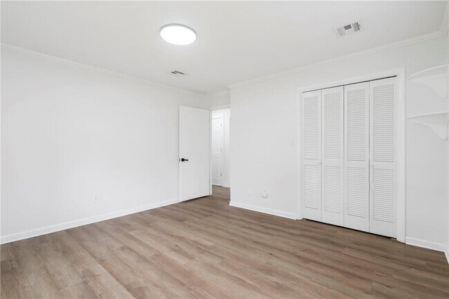 Building Photo - 701 NW Ford Ln