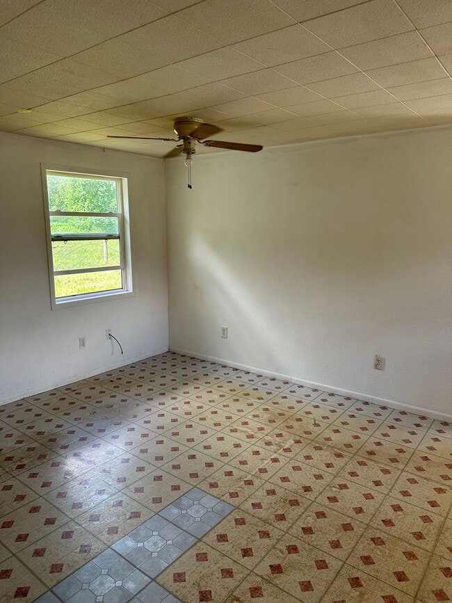 Building Photo - 3-bedroom 2 bath House