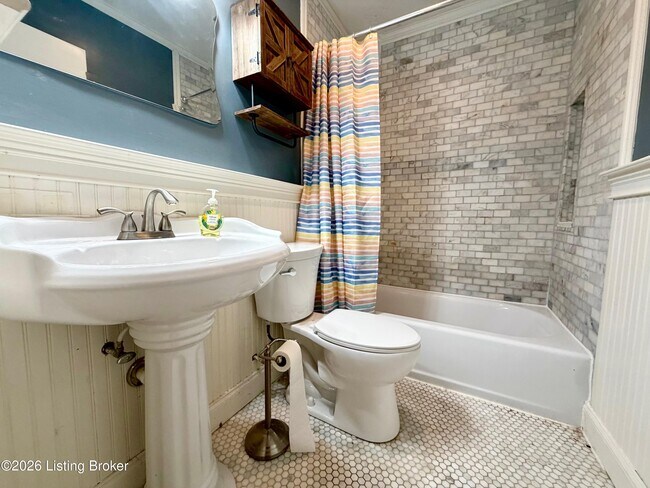 Building Photo - 2632 Alanmede Rd