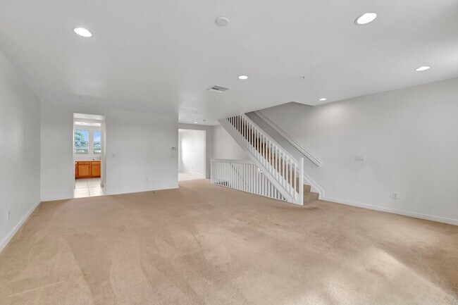 Building Photo - 4 BEDROOMS 3.5 BATHROOMS!! GATED COMMUNITY