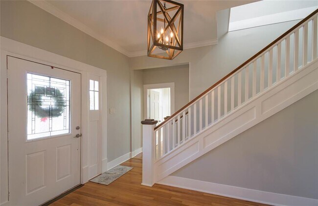 Building Photo - 307 Walnut Dr E