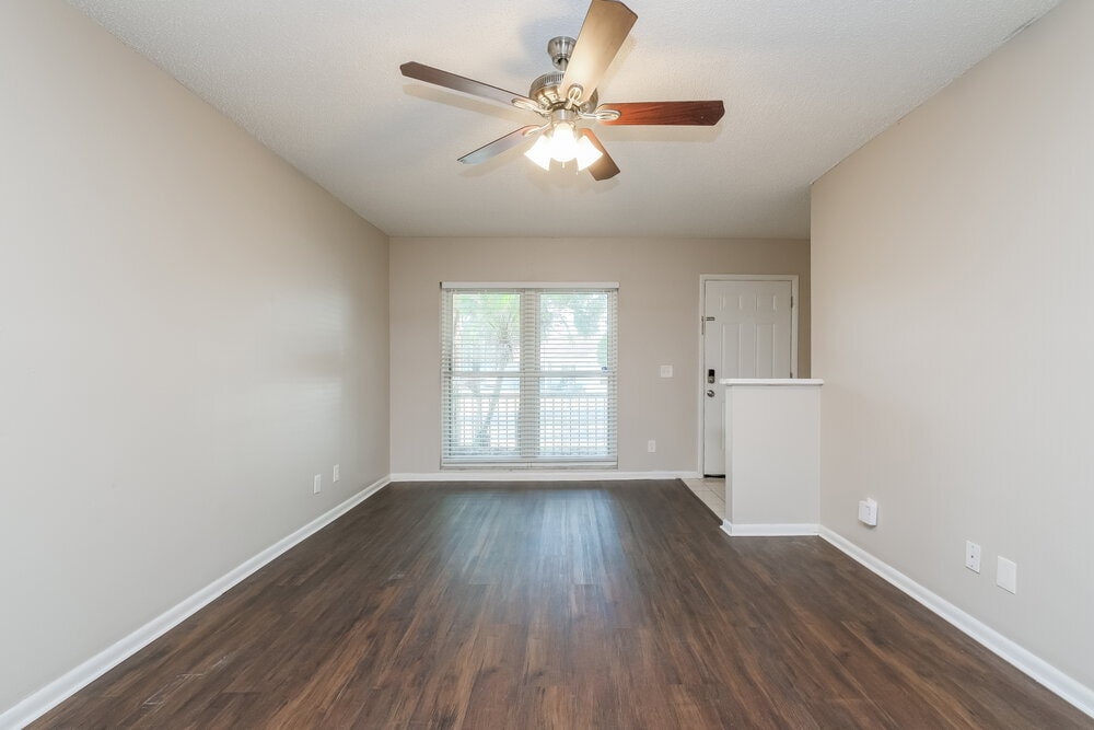 Building Photo - 226 Regal Park Dr