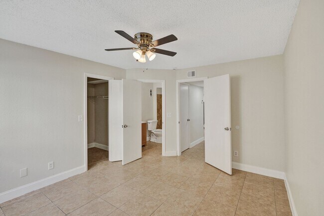 Building Photo - Remodeled 2 Bedroom / 2 Bathroom Condo with Lake View – Great Location