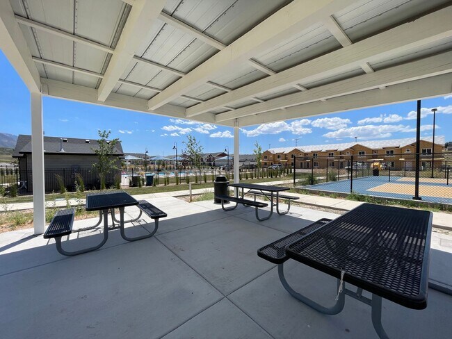 Building Photo - 3-Bedroom Townhome in Santaquin!