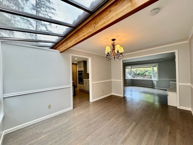Building Photo - Renovated Woodinville home sitting in park like setting.