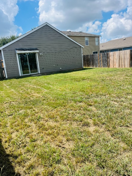 Building Photo - 1737 Vineridge Ln