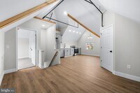 Building Photo - 320 W King St