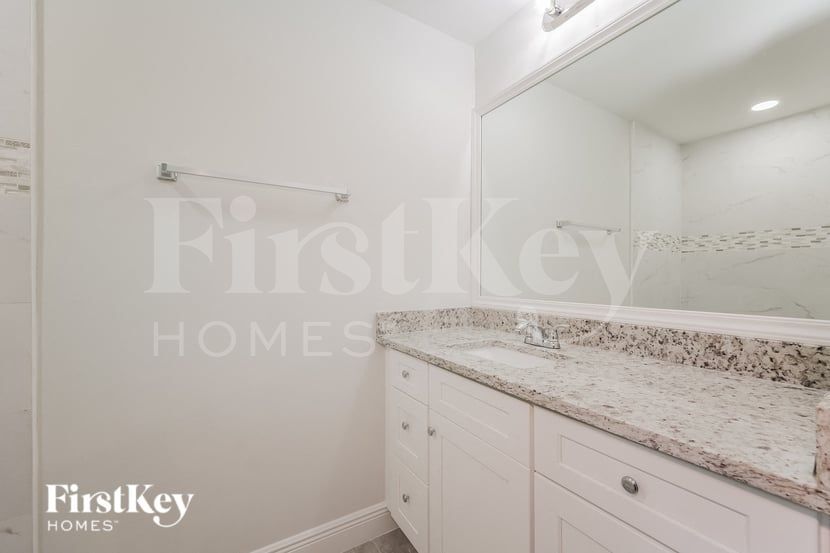 Building Photo - 3200 SE 5th St