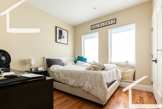 Building Photo - No Brokers Fee, Steps from Boston Lending, In-Unit Washer and Dryer, Central Heat/AC, Parking.