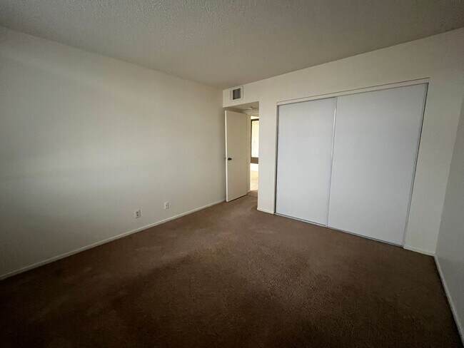 Building Photo - 2 Bed, 2 Bath Condo Near UNLV