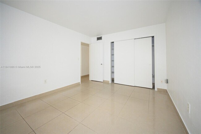 Building Photo - 9300 SW 77th Ave
