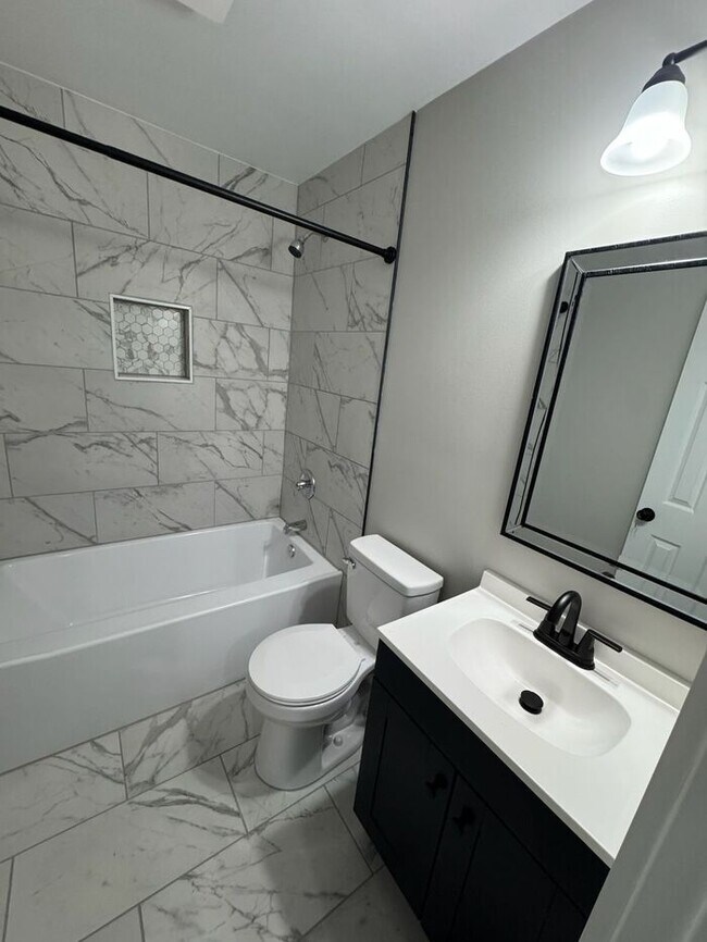 Building Photo - 2BR SFR with Updated Kitchen in Charlotte 28210