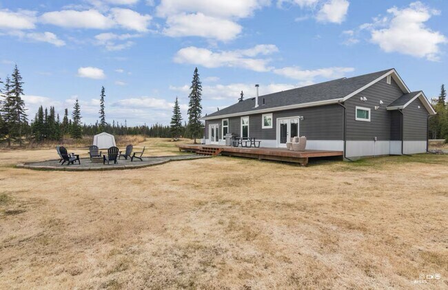 Building Photo - SEASONAL RANCH HOME
