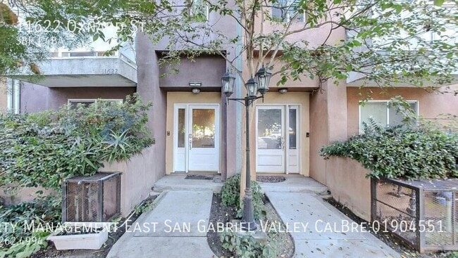 Building Photo - 11622 Oxnard St