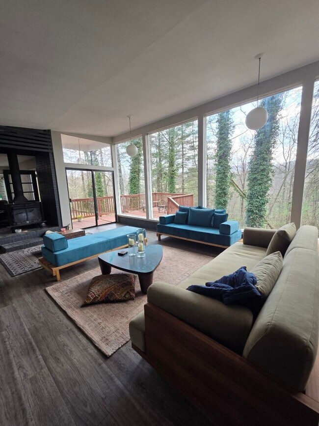 Building Photo - $1,800 - 3 Bedroom 2 Bathroom Gorgeous and Unique Furnished House in Webster