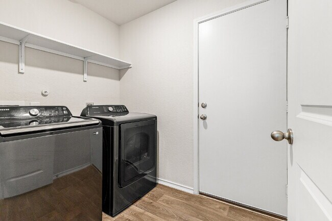 Building Photo - 6430 Greensleeves