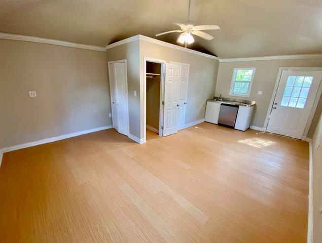Building Photo - 6205 Fernwood Dr