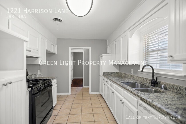 Building Photo - 1221 Harrison Ln