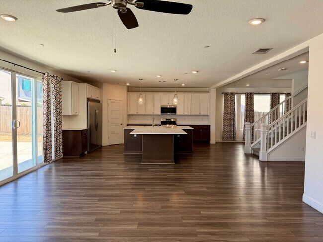 Building Photo - Spacious Next-Gen Lennar Home for Rent in the Clovis Unified School District