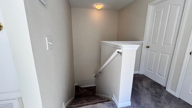 Building Photo - Upgraded Avalon Park 3 Bed/2.5 Bath Townhome!