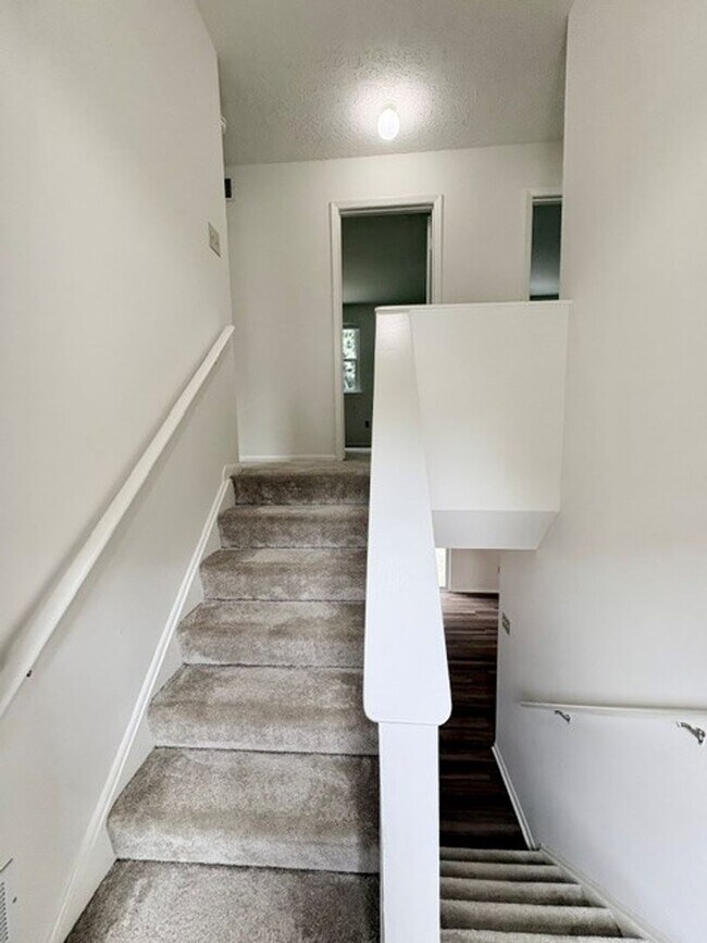 Building Photo - 3 Bedroom Townhouse in Arnold