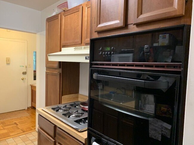 Building Photo - Charming and Sunlit 1 BD, 1 BA with Main Level Walk-in in Glover Park, NW DC!! Utilities Included