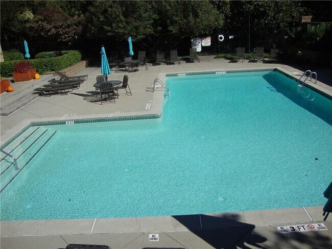 Building Photo - 220 Renaissance Pkwy NE