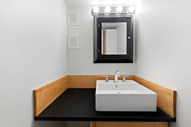 Building Photo - 1 Bath Furnished Studio in Woodlawn!