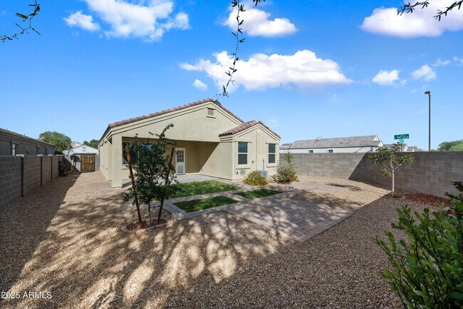 Building Photo - 31027 W Mulberry Dr