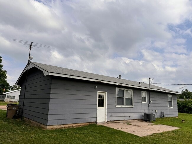 Building Photo - 3 bed 1 bath, Small Town Living!