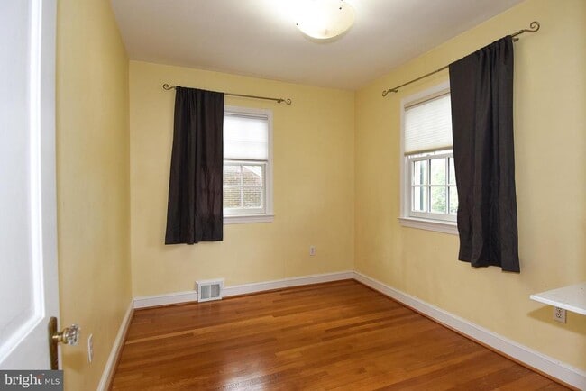 Building Photo - 1531 Patrick Henry Dr