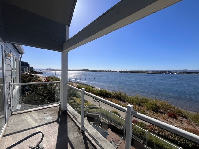 Building Photo - STUNNING 3 bed 2.5 bath Condo on the Colum...