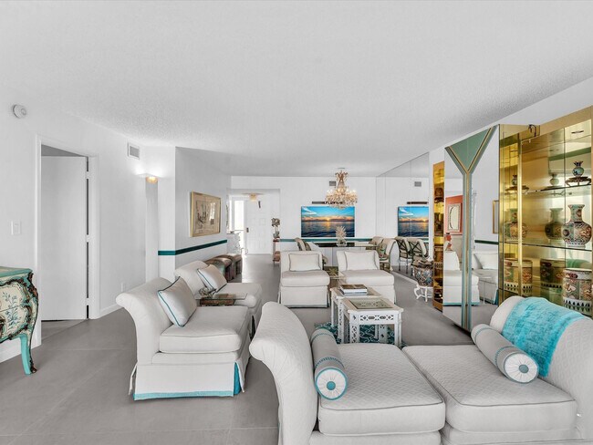 Building Photo - 1537 E Hillsboro Blvd