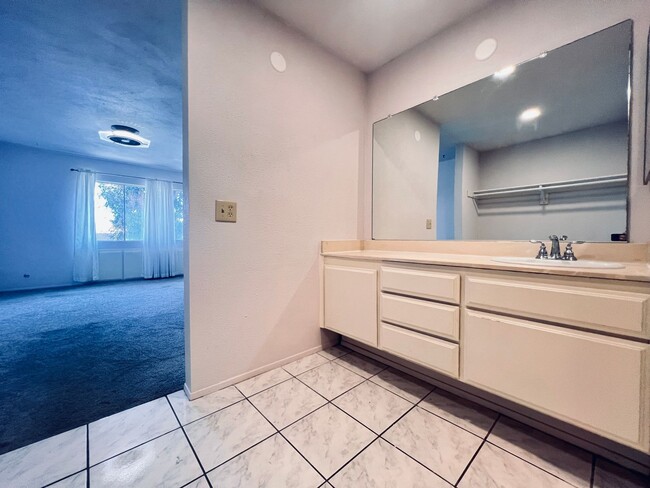 Building Photo - Mission Ridge 2 Bedroom 2 Bath Condo for Rent