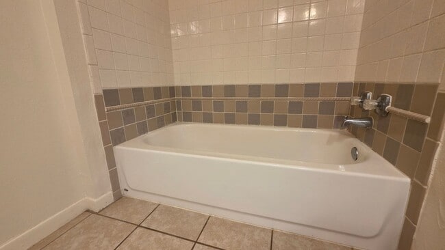 Building Photo - Comfortable 3 bedroom, 2 bath townhome AVA...