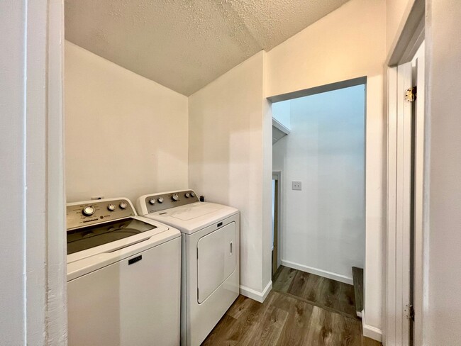 Building Photo - ADORABLE CONTEMPORARY 2 BEDROOM IN THE HEART OF WEST HILLS!!!