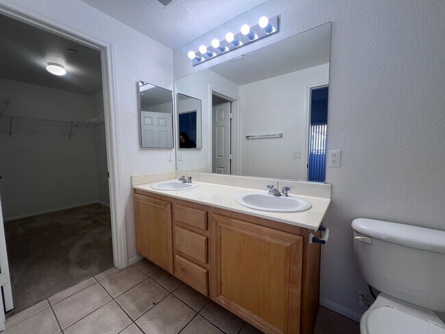 Building Photo - MOVE IN TODAY! 2 bed 2 bath condo close to Aliante Casino